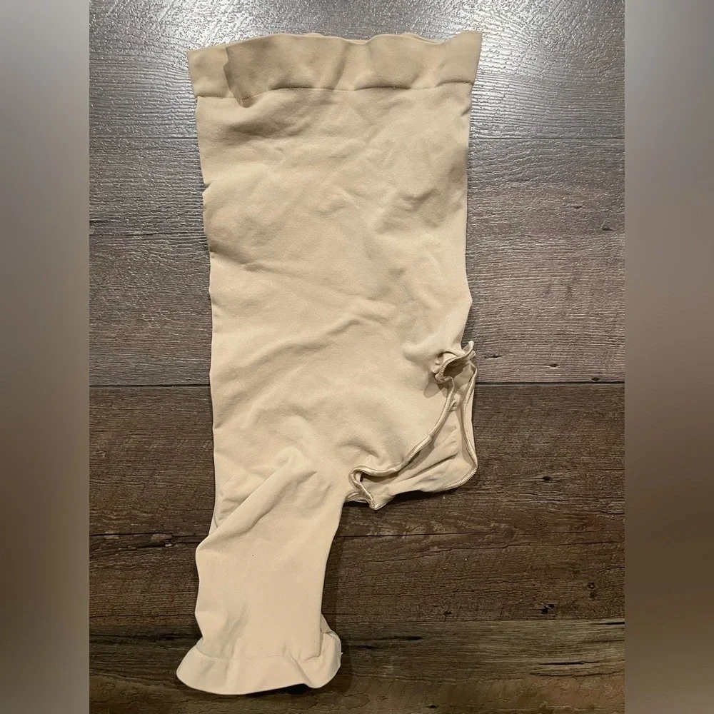 SKIMS Seamless Sculpt Solution Short Left Leg Exposed in Clay Size M Shapewear - Picture 2 of 6